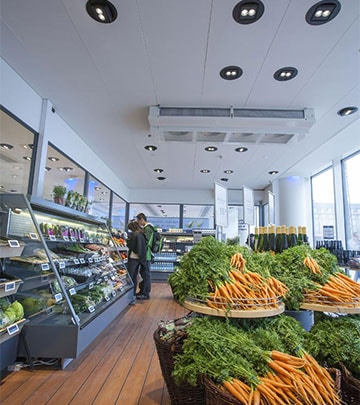 Exceptional contrast and sparkle in the wine section at Irma supermarket by Philips lighting products 