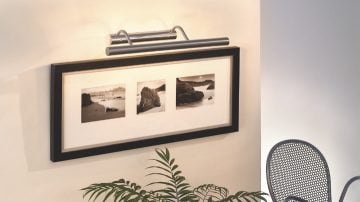 壁燈對準一幅畫