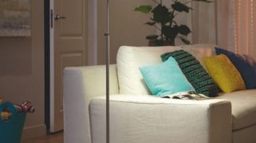 落地燈照亮沙發