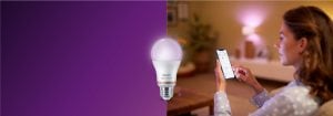 “女性透過智慧型手機應用程式控制智慧 LED 照明，利用互聯家居技術在舒適的客廳中營造溫暖的氛圍。”